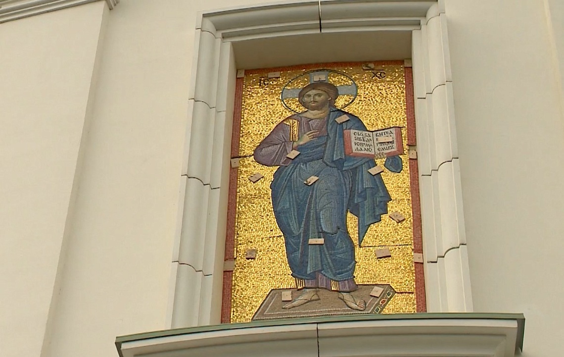 На фасаде Спасского собора в Пензе завершили монтаж мозаичных икон